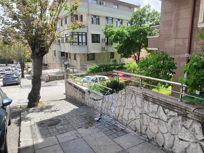 Keçiören'de özel halk otobüsü apartmanın bahçe duvarına çarptı