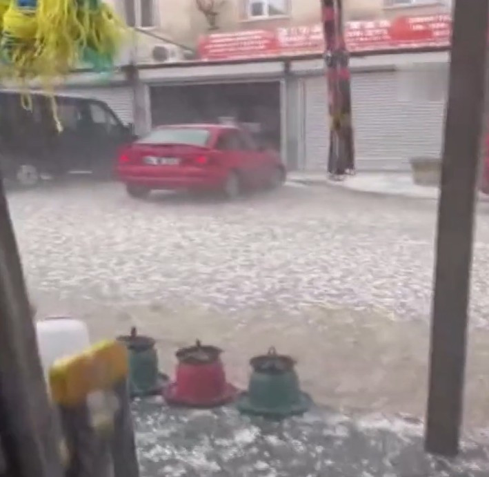 Bala'da akşam saatlerinde dolu yağışı bastırdı