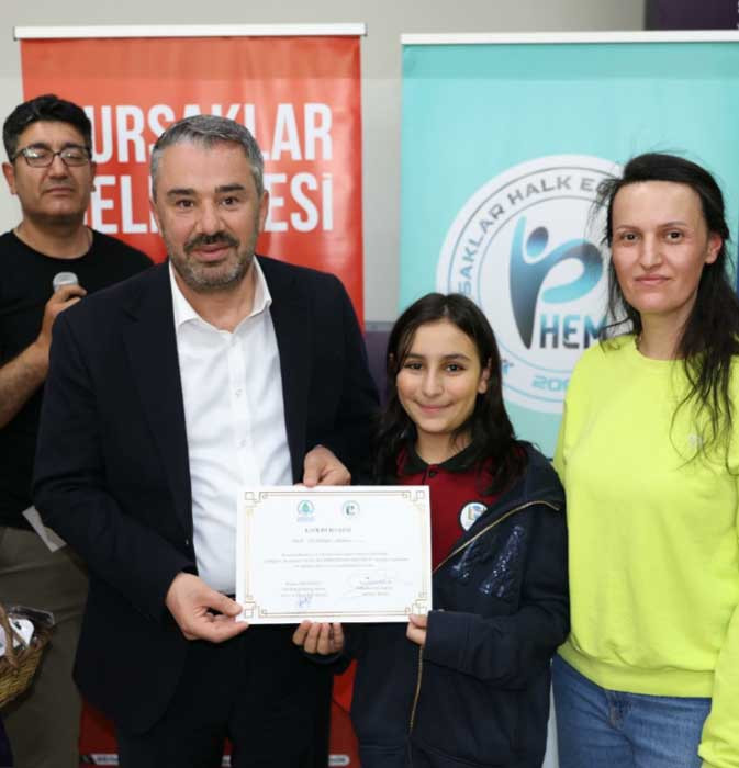 Pursaklar Belediye Başkanı Çetin, miniklerin sertifika sevincini paylaştı - Resim : 2