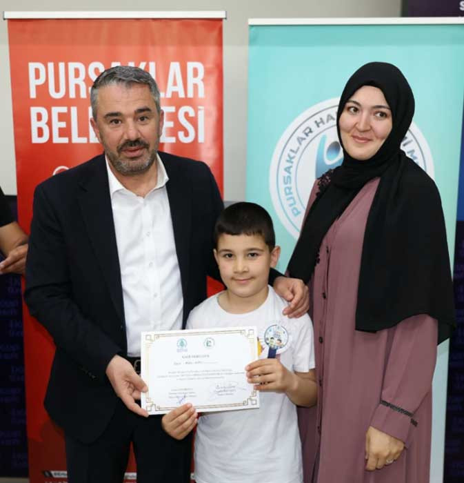 Pursaklar Belediye Başkanı Çetin, miniklerin sertifika sevincini paylaştı