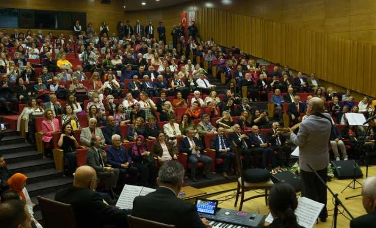 TBMM'de düzenlenen Bahar Konseri'nde eski bakan ve milletvekillerinin eserleri seslendirildi