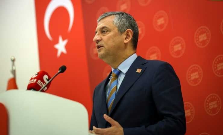 Özgür Özel: "Atatürk, Cumhuriyet'i gençlere emanet etti"