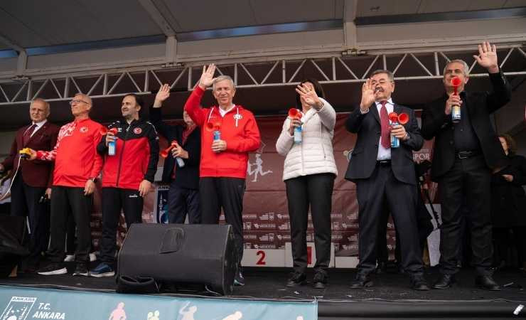 Ankara Büyükşehir Belediyesi'nin düzenlediği Ankara Yarı Maratonu ve Halk Koşusu yapıldı