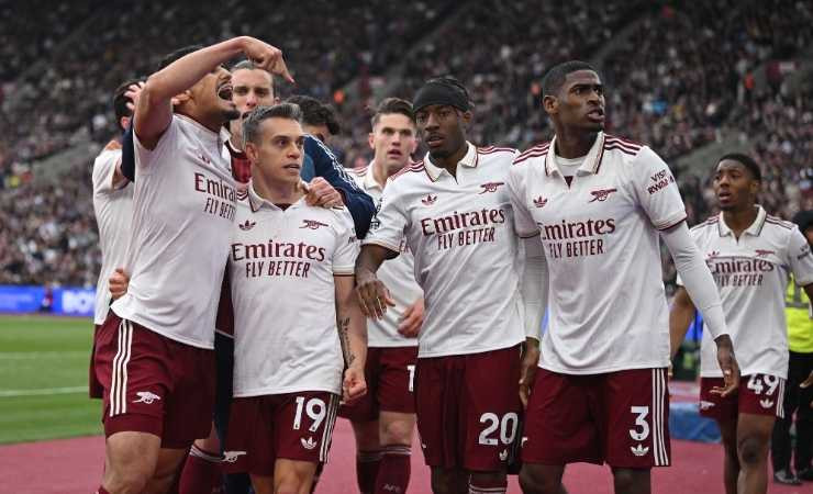 İngiltere Premier Lig'de Arsenal 22 yıl sonra şampiyon oldu