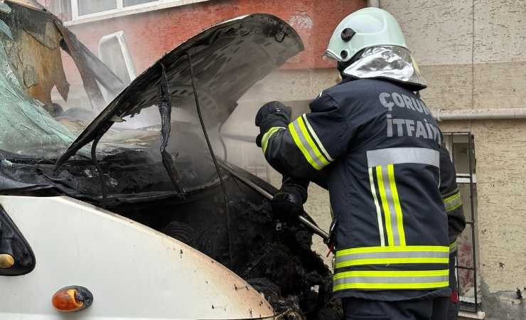 Çorum'da kamelyada başlayan yangın araçlara sıçradı