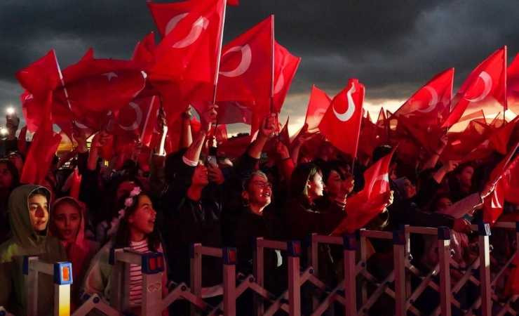 Etimesgut Belediyesi'nin Emre Aydın konserinde 19 Mayıs coşkusu zirve yaptı