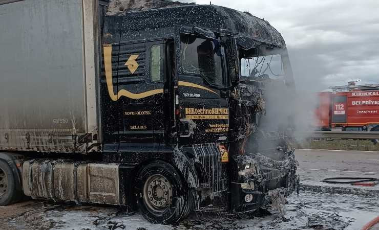 Kırıkkale – Ankara karayolunda kereste yüklü araçta yangın çıktı