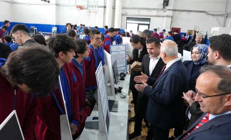Ankara'da düzenlenen fuarda öğrencilerin teknoloji projeleri tanıtıldı