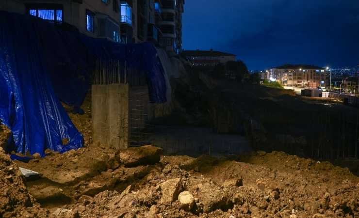 Ankara'da bir apartmanın istinat duvarında çökme meydana geldi