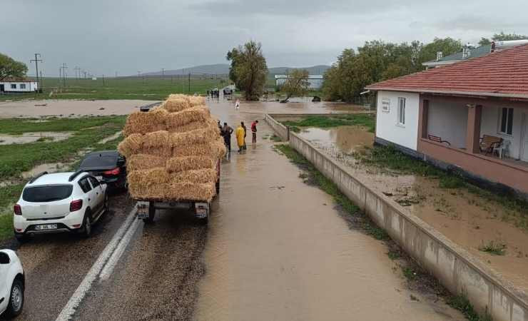 Kırşehir'de sağanak yağış sel baskınına dönüştü