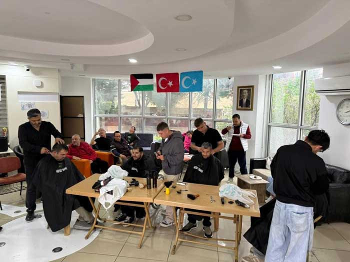 Pursaklar Belediyesi, Engelsiz Yaşam Merkezi'ne gelen gençlere bayram tıraşı yaptı