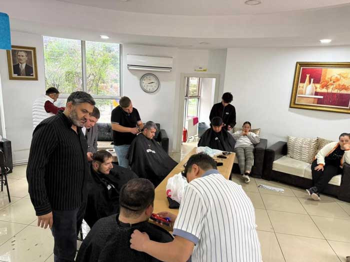Pursaklar Belediyesi, Engelsiz Yaşam Merkezi'ne gelen gençlere bayram tıraşı yaptı - Resim : 2