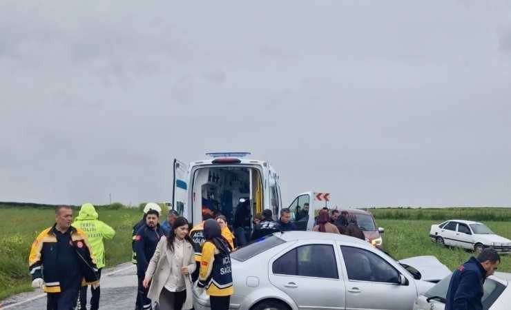 Çorum'da iki otomobil çarpıştı: 6 yaralı