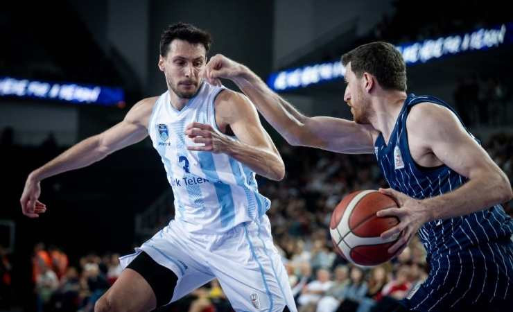 Başkentte Anadolu Efes'e 77-70 mağlup olan Türk Telekom, yarı final şansını kaybetti