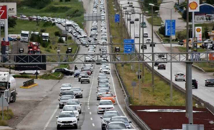 "Kilit kavşak" Kırıkkale'de bayram dönüşü trafik yoğunluğu başladı