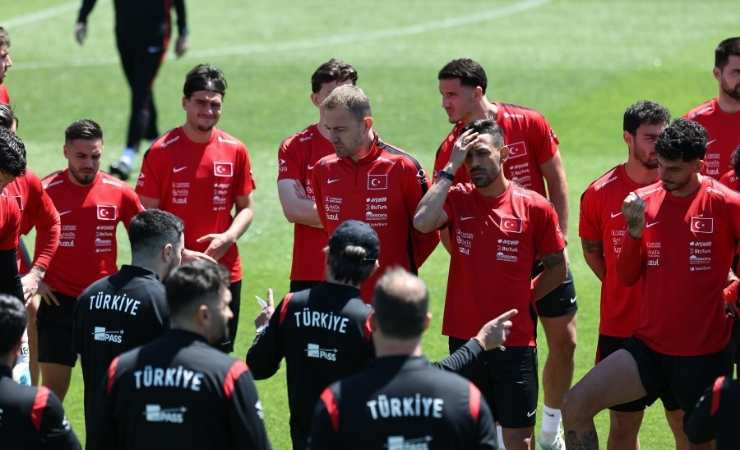 A Milli Futbol Takımı, basına kapalı antrenmanla çalışmaları sürdürdü