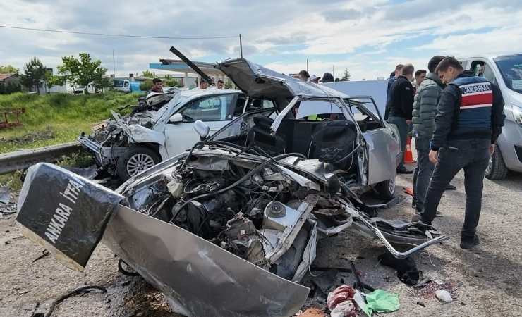 Trafik kazasında hayatlarını kaybeden anne, baba ve 10 yaşındaki kızları Çorum'da toprağa verildi