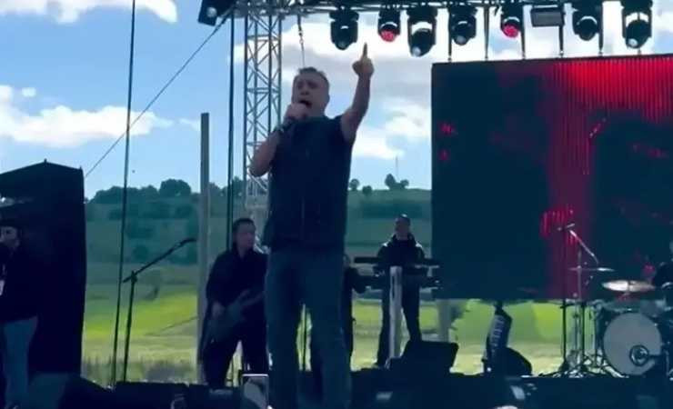 Konser sırasında rahatsızlanan Haluk Levent, müsaade isteyerek sahneden indi