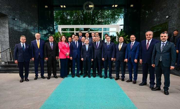 Adalet Bakanı Akın Gürlek, Bakanlık personeli ve HSK üyeleriyle bayramlaştı