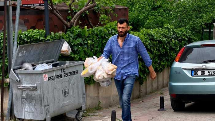 Ankara'da iyilik hareketi: Hurdacılık yapan adam çöpe atılan ekmekleri hayvanlara ulaştırıyor!