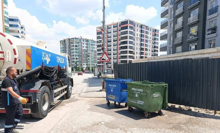 Pursaklar Belediyesi ilçede çöp konteynerlerini dezenfekte ediyor