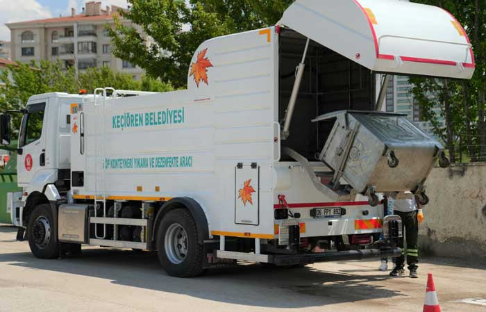 Keçiören Belediyesi ilçe genelinde çöp konteynerlerini yıkadı