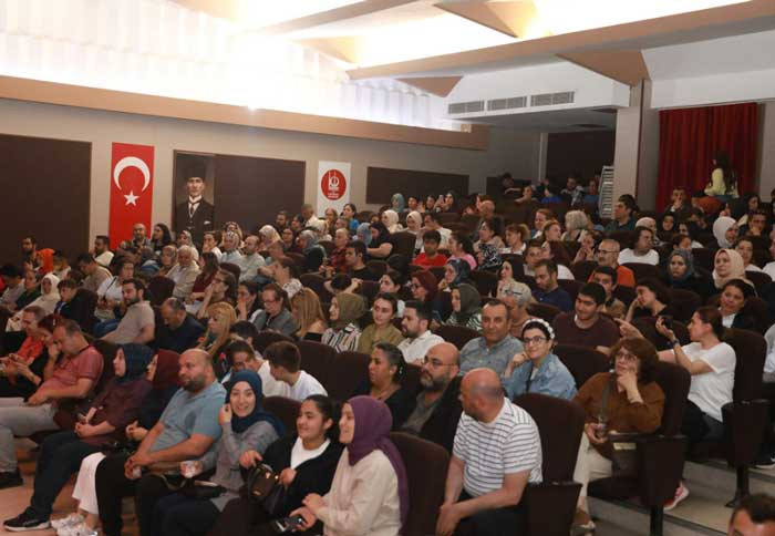Keçiören Belediyesi, Yeşilçam oyununu tiyatroseverlerle buluşturdu! - Resim : 4