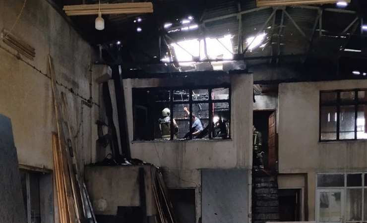 Beypazarı'nda bir işletmede çıkan yangını itfaiye söndürdü