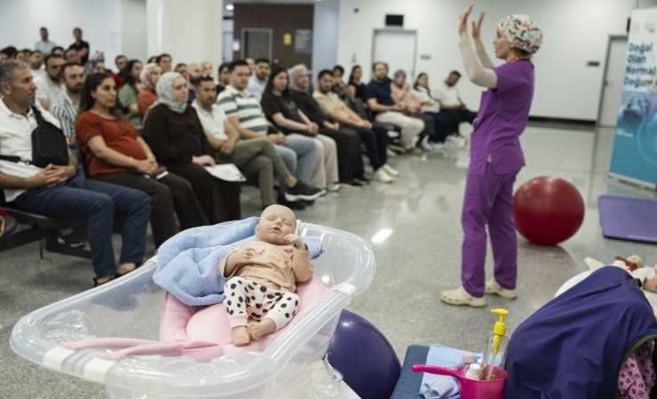 Ankara'da Babalar Günü'nde baba adaylarına bebek bakımı eğitimi verildi