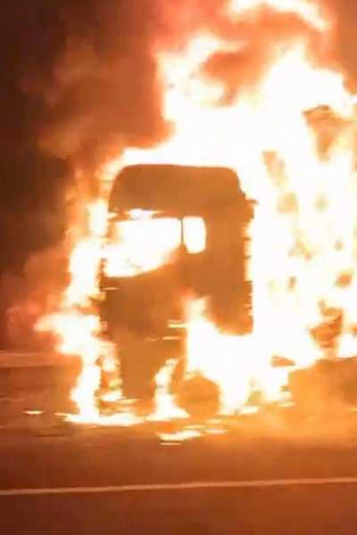 Bolu'da Ankara istikametinde seyreden tır, çıkan yangınla kullanılamaz hale geldi