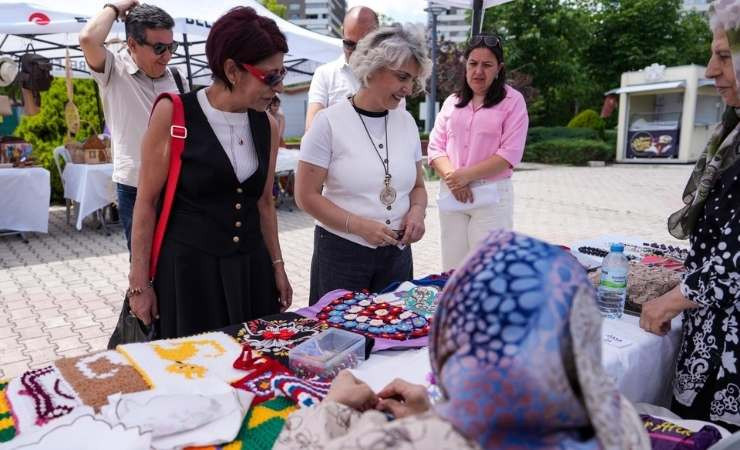 Etimesgut Belediyesi'nin 13. Kadın Emeği Pazarı vatandaşlarla buluşturuldu