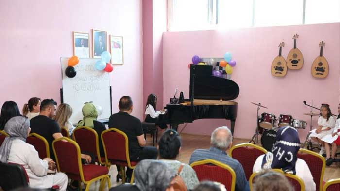 Pursaklar Belediyesinin kursiyerleri bir yıllık emeklerini melodilere döktü! - Resim : 2