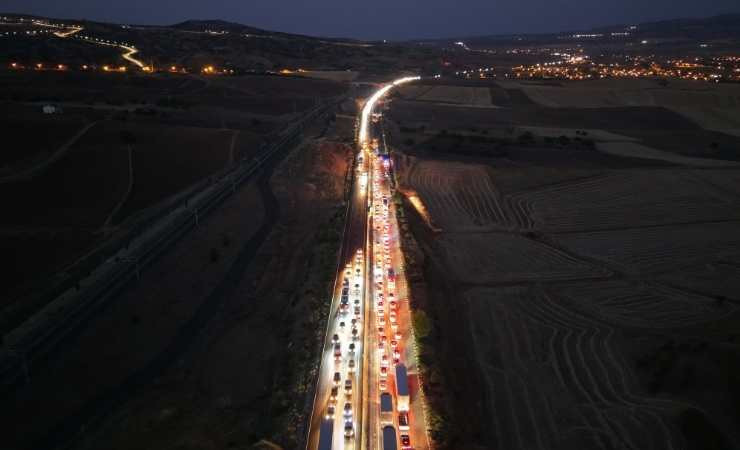 Kırıkkale'de metal yüklü tırın devrildiği kazada son anda hayatlarını kurtardılar