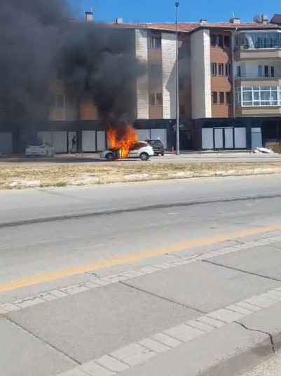 Gölbaşı'nda park halindeki araçta yangın: Otomobil kullanılamaz hale geldi