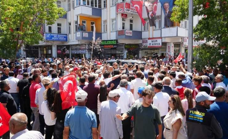 Özgür Özel: "Yüreğinde CHP'yi taşıyanlarla yol yürümeye devam edeceğiz"