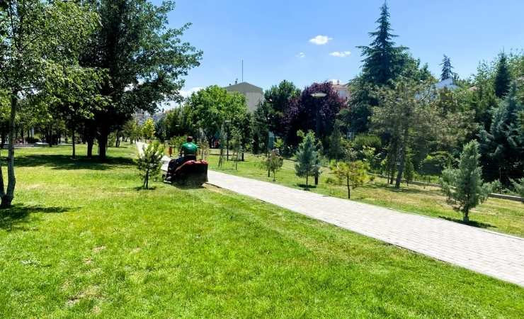 Etimesgut Belediyesi parkları her zaman temiz ve yemyeşil tutuyor