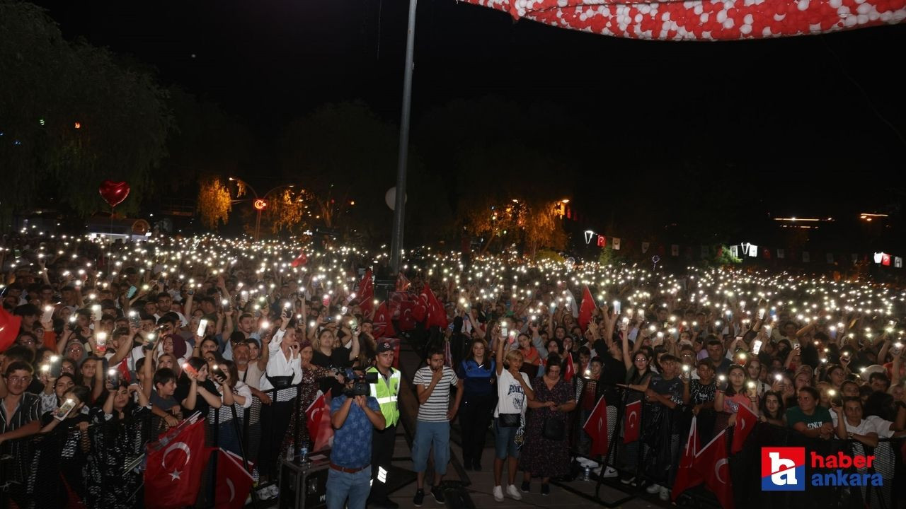 Gölbaşı Belediyesi 30 Ağustos Zafer Bayramı kutlamalarında şarkıcı Zara'yı konut etti