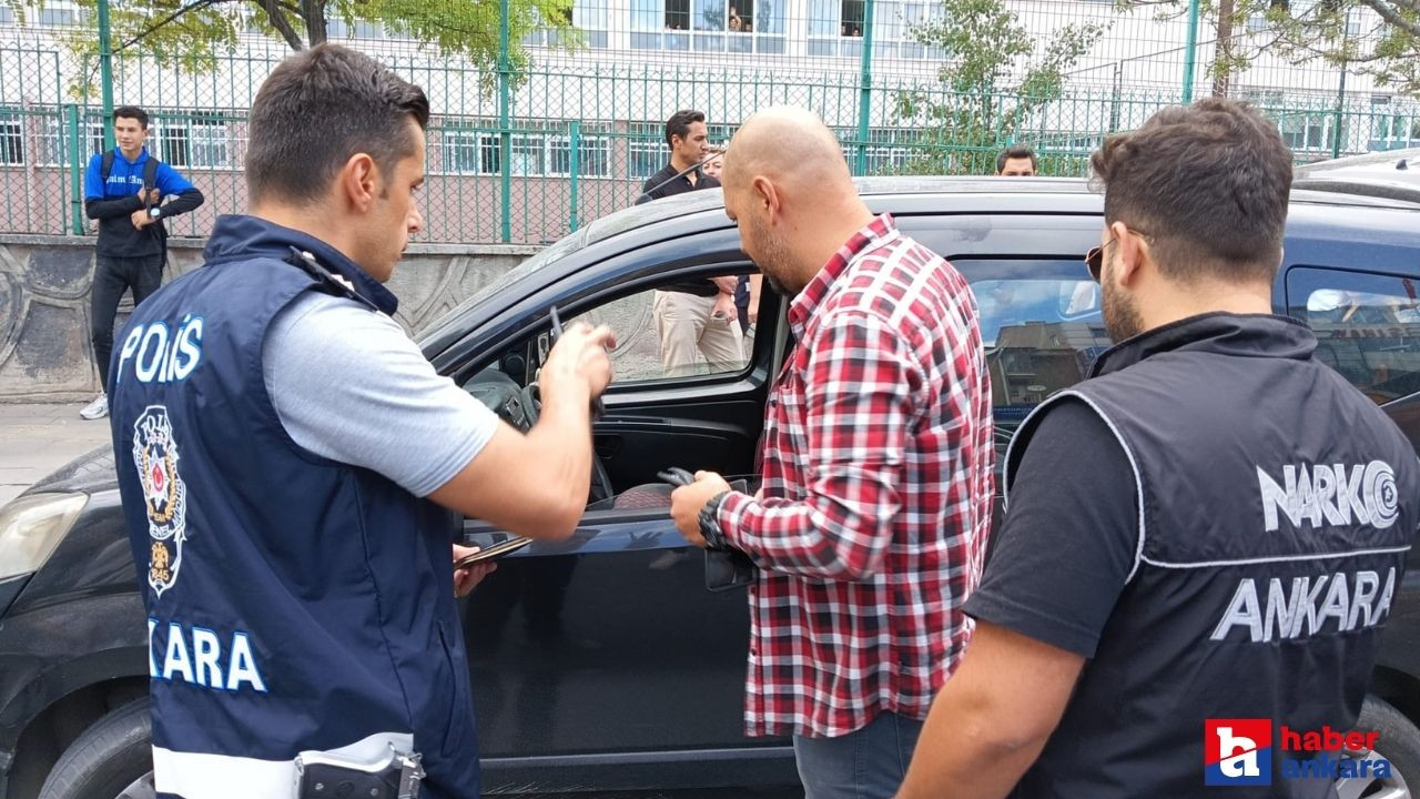 Ankara'nın Mamak ilçesinde polis ekiplerince okul çevrelerinde denetim yapıldı