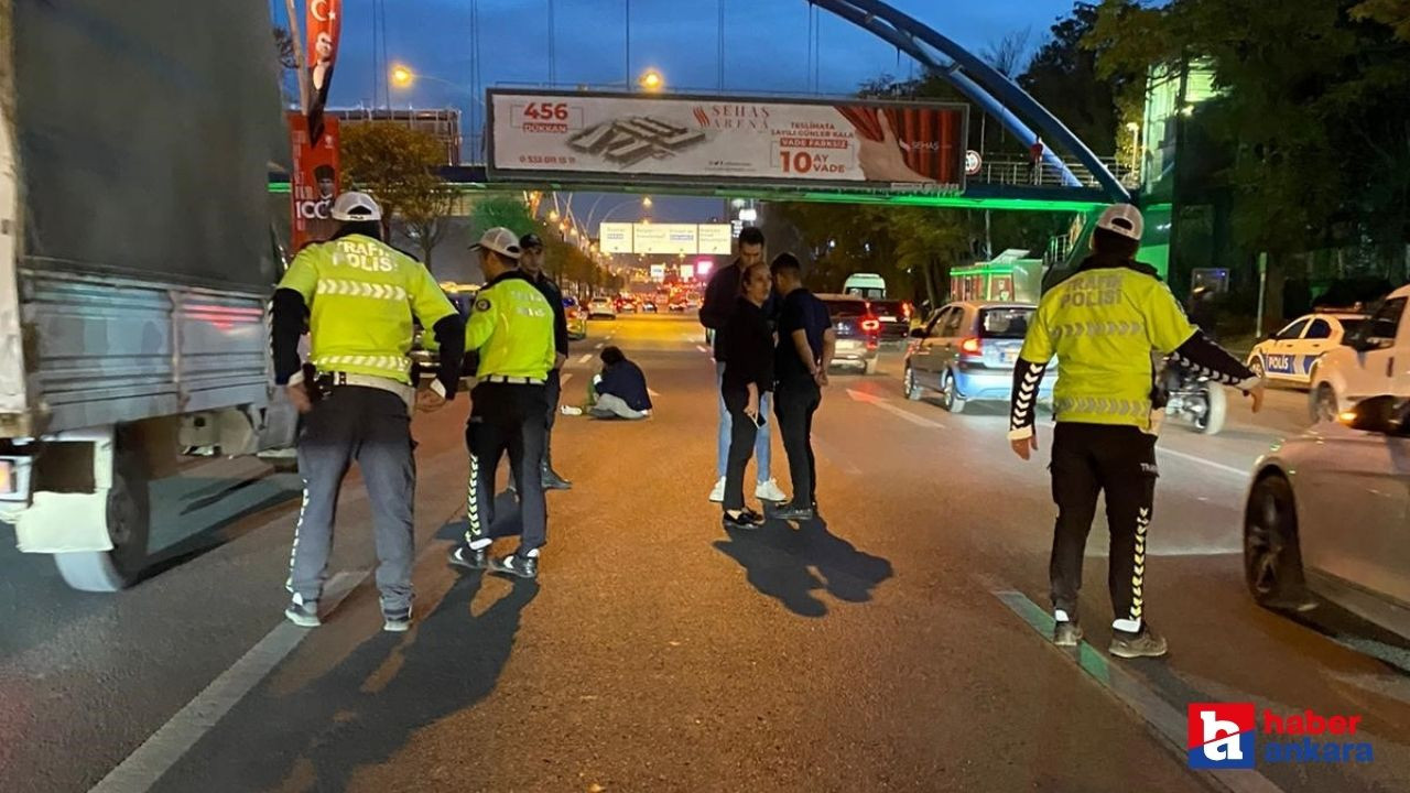 Ankara'da yolun ortasında oturan otizimli gence polis ekipleri yardım etti