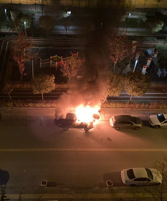 Ankara Çankaya'da park halindeki araç yandı!