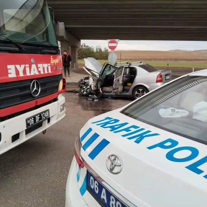 Ankara’da halk otobüsü ile otomobil çarpıştı! 4 kişi yaralandı